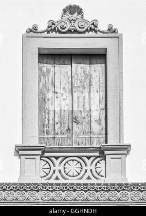 Fenster von einer italienischen neoklassizistischen Villa eingerichtet. Stockfoto