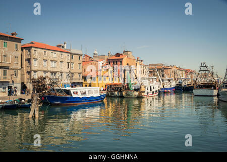 Chioggia, Italien - 20. Mai 2016: Angelboote/Fischerboote vertäut in einem Kanal in Chioggia, venezianische Lagune, Italien. Stockfoto