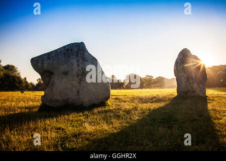 Sarsen Steinen bei Sonnenaufgang in Avebury, Wiltshire. Stockfoto