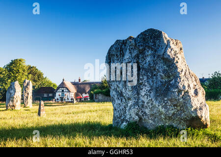 Sarsen Steinen und das Red Lion Pub in Avebury, Wiltshire. Stockfoto