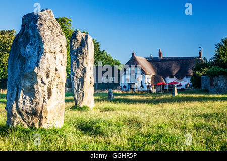 Sarsen Steinen und das Red Lion Pub in Avebury, Wiltshire. Stockfoto