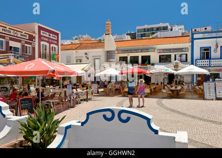 Cafés und Restaurants auf dem Platz in Ferragudo, Algarve, Portugal Stockfoto