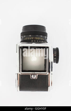 Vintage alte fotografische Mittelformat-Kamera mit weißem Hintergrund Stockfoto