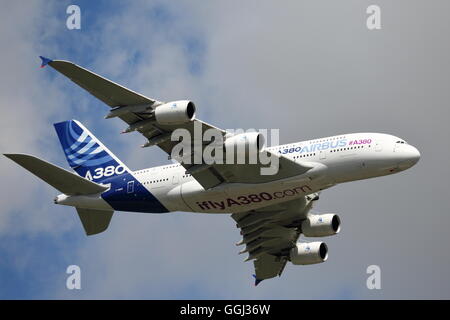 Der Airbus A380 F-WWDD angezeigt seiner beeindruckenden Wendigkeit auf der Farnborough Airshow Stockfoto