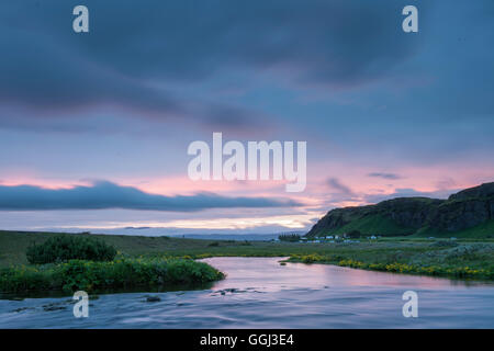 Sommer Sonnenuntergang am Seljalands-Fluss im Süden Islands. Stockfoto