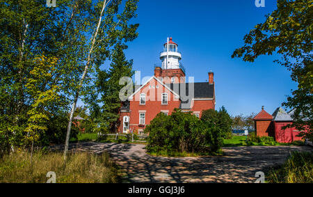 Ein Blick von der Rückseite des schönen Big Bay Point Lighthouse wie es aussieht in Richtung Lake Superior, Michigan, Upper Peninsula, USA Stockfoto