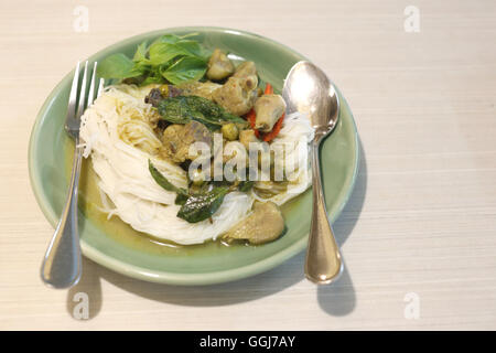 Curry Chicken Nudeln (KHANOM CHIN) mit Gemüse. Stockfoto