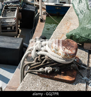 Festmacher Poller im Hafen mit Seilen Stockfoto