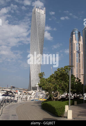 Cayan Tower in Dubai Marina, Dubai, Vereinigte Arabische Emirate. Stockfoto