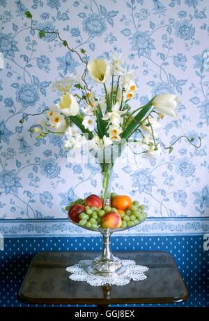 Blumen-Arrangement - mit Tulpen und Narzissen FAR054188 Stockfoto