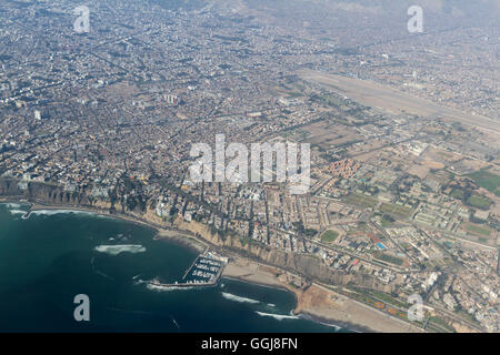 Lima Peru - Mai 11: Luftaufnahme der Stadt Lima mit den Bezirken Miraflores und Barranco im Rahmen. 11. Mai 2016, Li Stockfoto