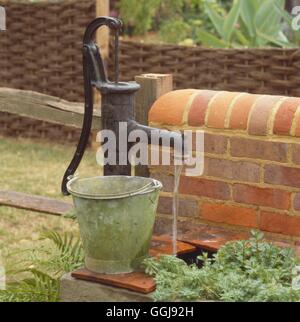 Brunnen-Wasser-Funktion - (bitte Kredit: Fotos Hort/Chenies Aquatics) FOU104062 Fotos Hortic Stockfoto