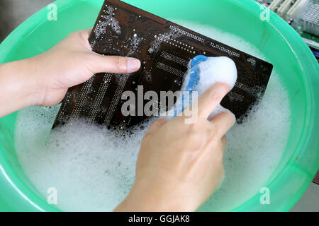 Reinigung Computer Motherboard mit Wasser und saubere Lösung. Stockfoto