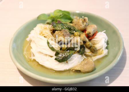 Curry Chicken Nudeln (KHANOM CHIN) mit Gemüse. Stockfoto