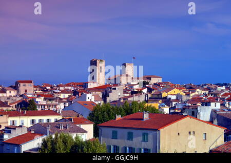 Überblick über die Stadt Antibes, Frankreich am Abend Stockfoto