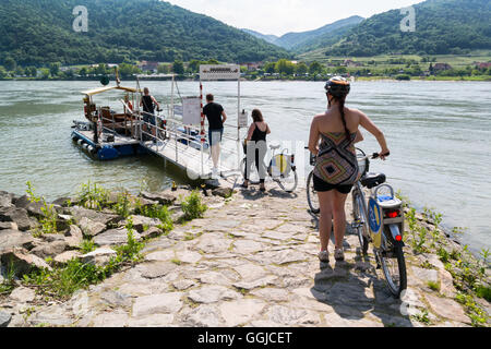 Einreisende Fähre über den Fluss Donau von Dürnstein, Rossatzbach, Wachau Valley in Niederösterreich Stockfoto