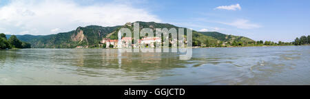 Panoramablick auf Donau und Stadt von Dürnstein mit Abtei und altes Schloss, Tal der Wachau, Niederösterreich Stockfoto