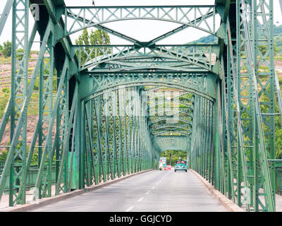 Verkehr auf Mauterner Brücke über die Donau in Krems an der Donau, Wachau Valley in Niederösterreich Stockfoto