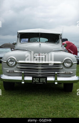 Vorderansicht eines Plymouth Special Deluxe amerikanischen Oldtimers aus den 1940er Jahren, fotografiert auf einer Oldtimer-Show in Großbritannien Stockfoto