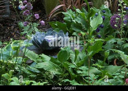 Brunnen-Wasser-Funktion-(bitte Kredit: Fotos Gartenbau /-Designer Jenny Pickford) obligatorische Cred MIW251264 Stockfoto