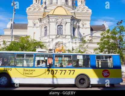 Trolleybus, Pokrovsky Cathedral, Bolshaya Marskaya Straße Sewastopol Krim Osteuropa Stockfoto