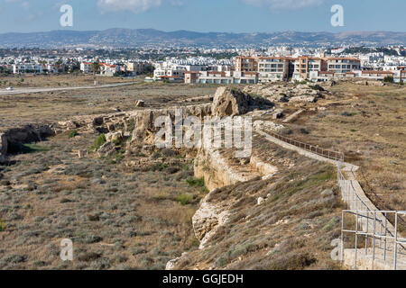 Paphos Stadtbild. Wohnviertel und Wand Ruinen der antiken Stadt. Paphos ist eine mediterrane Küstenstadt im Südwesten von C Stockfoto