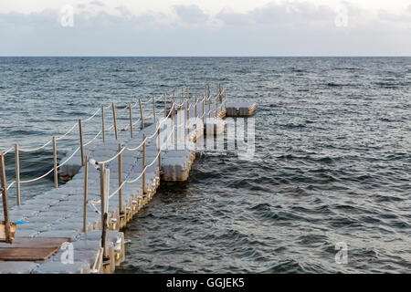 Ponton-Brücke zum Schwimmen. Mittelmeer in Paphos, Zypern. Stockfoto