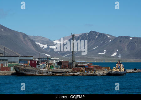 Russland, Komsomolskaja Bay Chukotka autonomes Okrug. Hafen von Provideniya, über die Beringstraße von Alaska. Angelboote/Fischerboote. Stockfoto