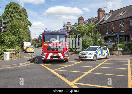 Polizeiauto und Feuerwehrauto blockieren eine Straße in Stockton Heath, Cheshire, Uk Stockfoto