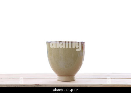 alte Glas Steingut der japanischen Stil (japanischer Sake-Flasche) auf Holzboden und Beschneidungspfade haben. Stockfoto