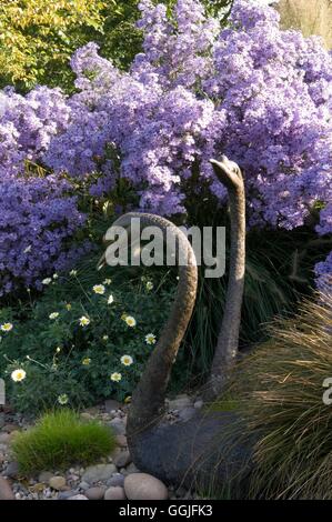 -Schwäne - in einem Herbst Garten - Skulpturen (bitte Kredit: Fotos Hort/John Massey) MIW252002 Stockfoto