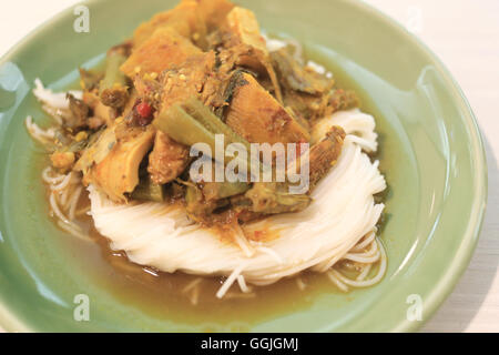 Curry Fisch Niere Nudeln (KHANOM CHIN) mit Gemüse Thai Lebensmittel Nudeln aus Reis Gärung hergestellt. Stockfoto