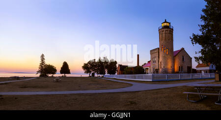 Die alten Mackinac Point Lighthouse und die Straits Of Mackinac In am frühen Morgen vor Sonnenaufgang, Michigan, senken Sie Halbinsel, Vereinigte Staaten Stockfoto