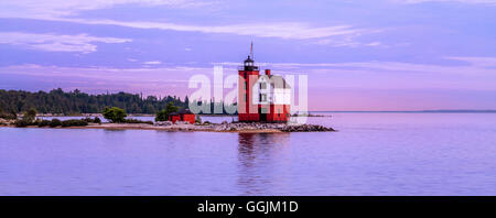 Der historische Runde Insel Leuchtturm nach Sonnenuntergang, wie gesehen, Überführung zurück nach Mackinac City von Mackinac Island, Michigan, USA Stockfoto