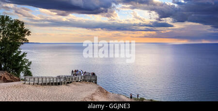 Sonnenuntergang Himmel und eine große Seenlandschaft Fläche, Lake Michigan übersehen bei der Schlafsack Bär Dunes National Lakeshore, Michigan, USA Stockfoto