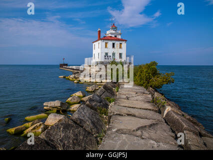 Eine klassische Lake Erie Leuchtturm, Fairport Harbor West Breakwater Licht an einem schönen Tag in Fairport / Ohio, USA Stockfoto