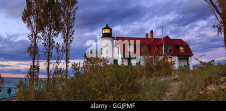 Der historische Leuchtturm von Point-Betsie kurz nach Sonnenuntergang entlang Lake Michigan, Michigan senken Sie Halbinsel, Vereinigte Staaten Stockfoto