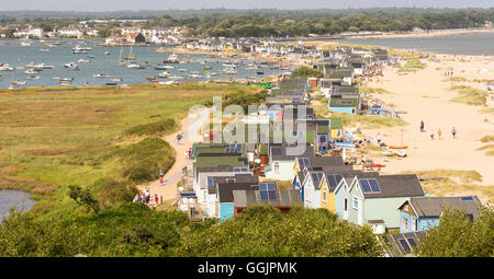 Höchst wünschenswert Strandhütten entlang der Nehrung bei Hengistbury Head, Dorset, UK. Stockfoto