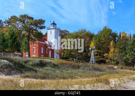 Die 40 Mile Point Lighthouse als es blickt auf Huron-See auf einem Herbstnachmittag, Rogers City, Michigan, senken Sie Halbinsel, Vereinigte Staaten Stockfoto