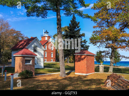 Die 40 Mile Point Lighthouse als es blickt in Richtung Lake Huron auf ein Herbstnachmittag, Rogers City, Michigan, senken Sie Halbinsel, Vereinigte Staaten Stockfoto