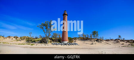 Die sehr hoch roten Backsteinturm der kleinen Sable Point Lighthouse, senken Sie Halbinsel Lake Michigan, Michigan, USA Stockfoto