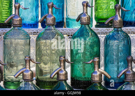 Soda Siphon-Flaschen zum Verkauf auf dem Buenos Aires-Antiquitäten-Markt auf dem Platz Plaza Dorrego in San Telmo, Buenos Aires Stockfoto