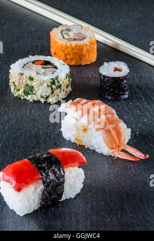 Sushi Maki-Rolle Sortiment Stäbchen Stockfoto