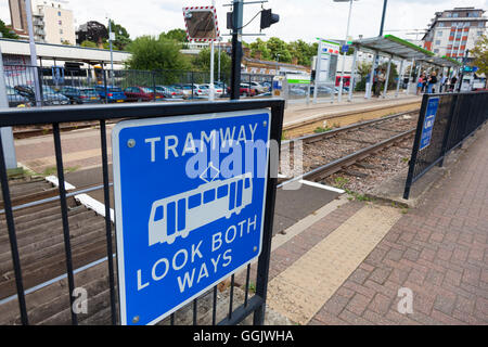 Straßenbahn-Warnzeichen bei Beckenham Umsteigebahnhof, Beckenham, Kent, UK Stockfoto