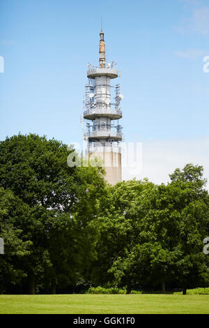 Heaton Park BT Tower hohen Fernmeldeturm aus Stahlbeton, einer der sieben Türme der BT "Chilterns" Design gebaut Stockfoto