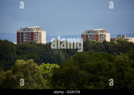 Wohnungen in Blackley Tops der Lakeside steigen Peer von den Baumkronen mit der Pennine Hills hinter diesen sind ursprünglich Rates zu Hause Stockfoto