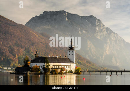 Gmunden: See Traunsee, mit Blick auf den Traunstein und Schloss Ort, Österreich, Oberösterreich, Oberösterreich, Salzkammergut Stockfoto
