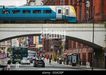 Bus Busse Manchester Oxford Road Bus Korridor gestoppt Doppeldecker einzelne Flotte Trainer Unternehmen Flotte Livree Wilmslow Road bus Stockfoto