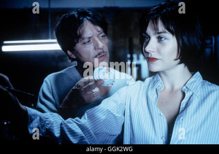 STERBEN HÄUPTER MEINER LIEBEN / D / I 1998 / Hans-Günther Bücking HENNING (HELMUT BERGER), Cora (CHRISTIANE PAUL)-Regie: Hans-G Nther B Cking Stockfoto