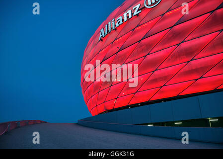 Allianz Arena in der Nacht, Rotlicht, Fussballstadion des FC Bayern München, Munich, Bavaria, Germany, Architekten Herzog und De Meu Stockfoto